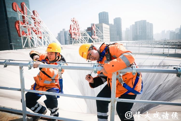 【城事】00后春运守护者:铁路上海站屋顶上的青春巡检线 【城事】00后春运守护者:铁路上海站屋顶上的青春巡检线
